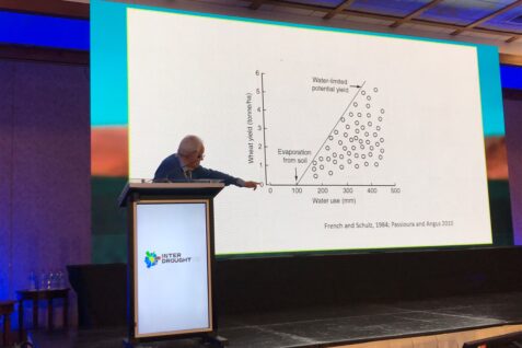 ACADÉMICO DE LA ACHCA EDMUNDO ACEVEDO (SITIAL 2) DICTA CONFERENCIA MAGISTRAL Y RECIBE EL PREMIO A LA TRAYECTORIA EN LA CONFERENCIA INTERDROUGHT VIII